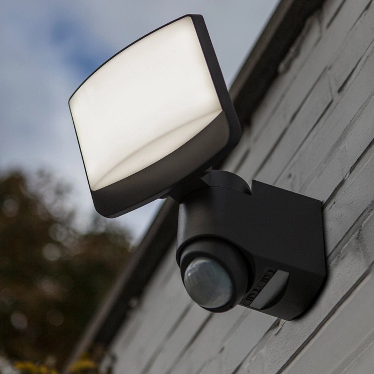 CGC SUNSHINE Grey Medium LED Flood Light With Motion SensorWeatherproof outdoor lighting