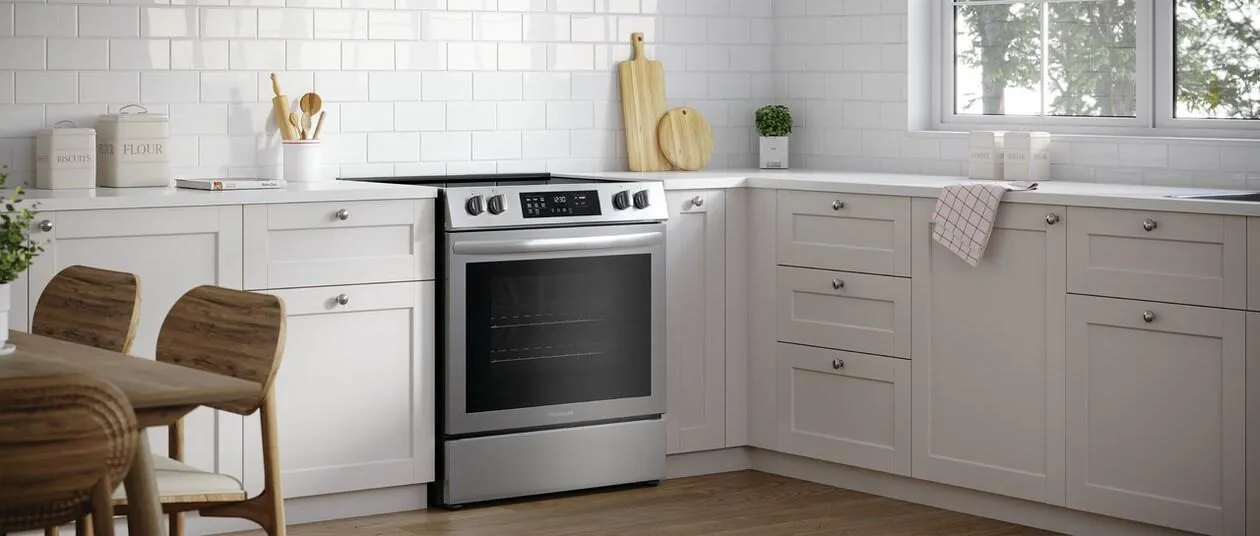 Frigidaire FCFE3083AS Frigidaire 30" Front Control Electric Range