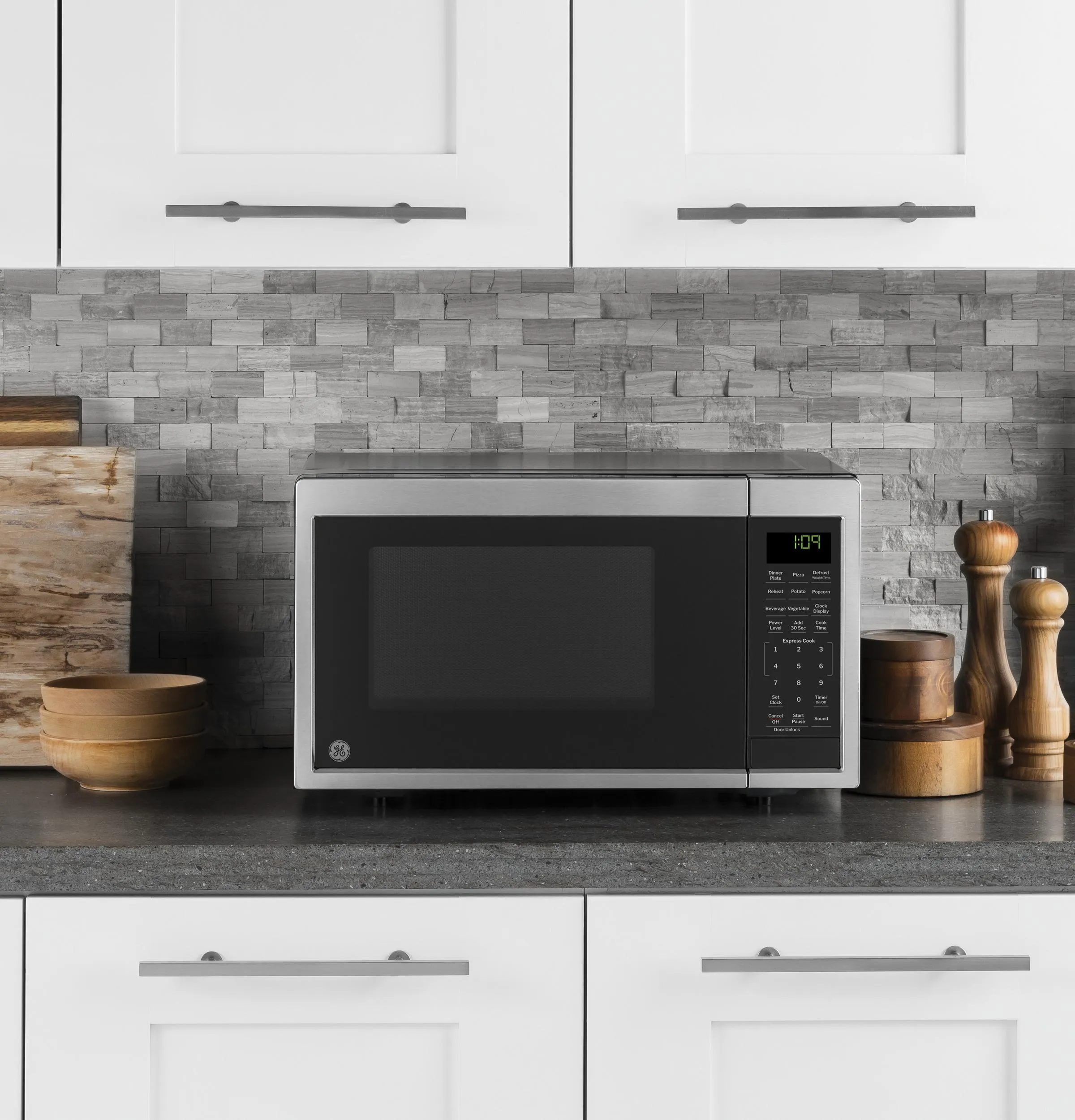 Ge Appliances GCST09N1WSS Ge? 0.9 Cu. Ft. Capacity Countertop Microwave Oven