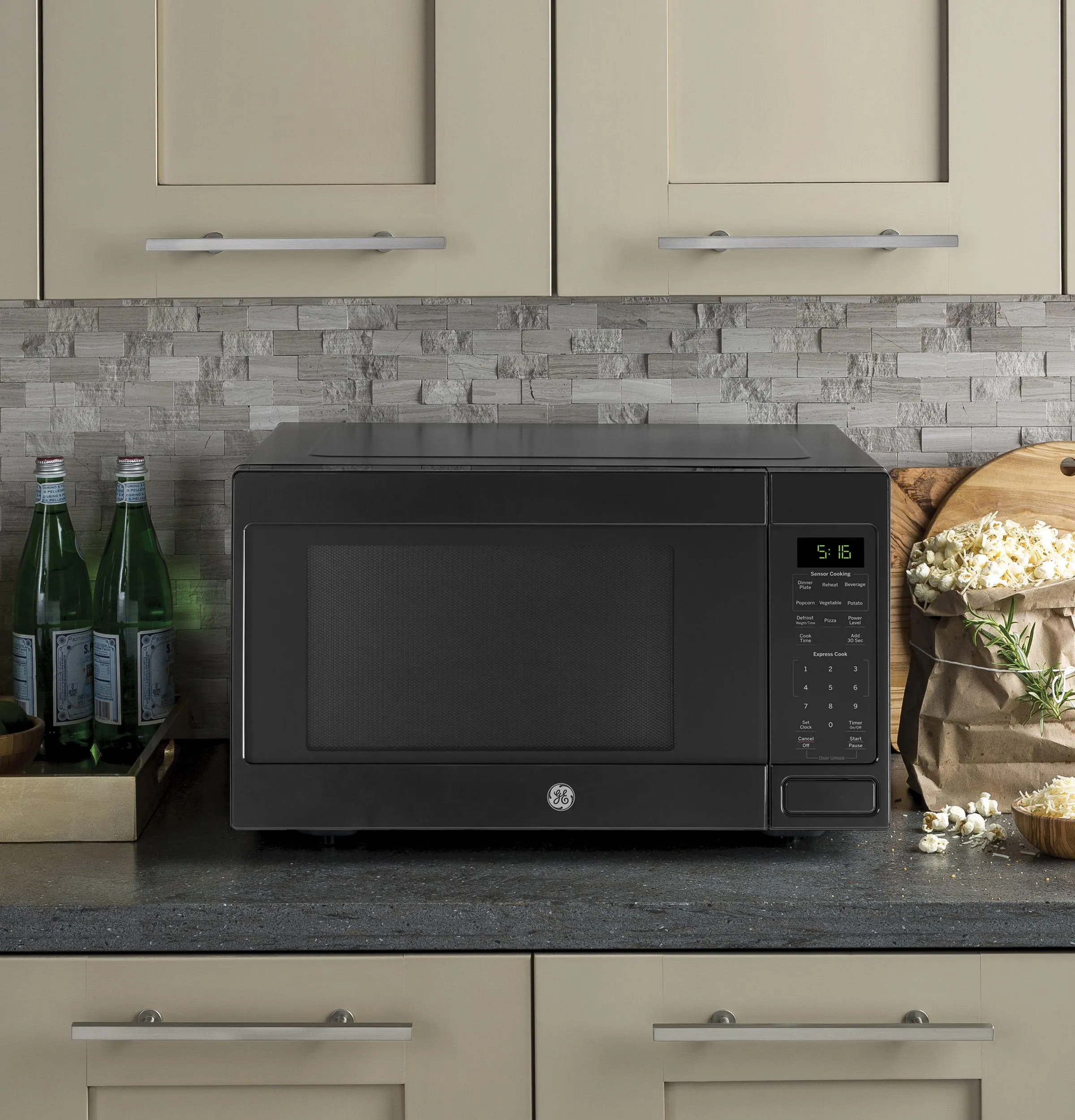 Ge Appliances GCST16S1WBB Ge? 1.6 Cu. Ft. Countertop Microwave Oven