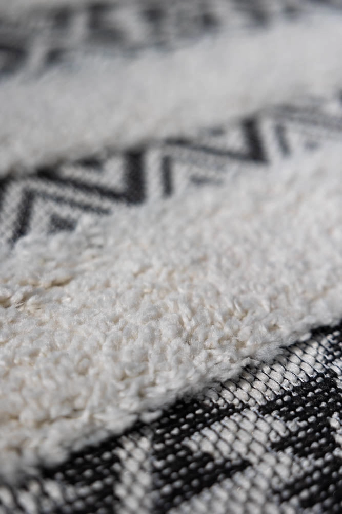 Monochrome Aztec Stripe Indoor/Outdoor Garden Rug - 3 Sizes Available
