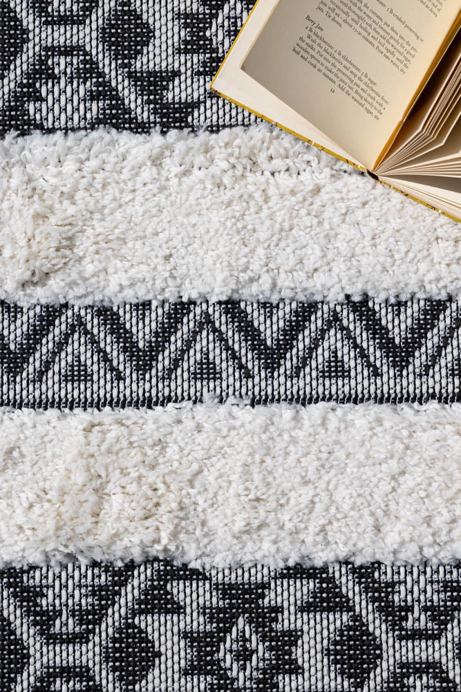 Monochrome Aztec Stripe Indoor/Outdoor Garden Rug - 3 Sizes Available