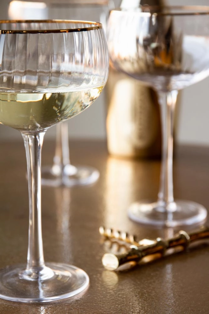 Set Of 4 Ribbed Champagne Coupe Glasses With Gold Rim
