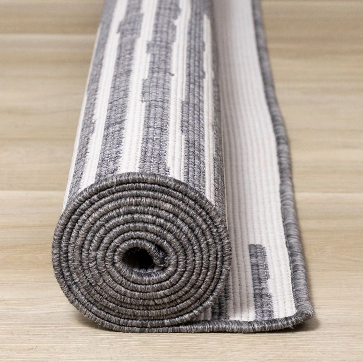 Summer Breeze 5'3" x 7'7" Outdoor Reversible Rug Triangles - Grey, Cream