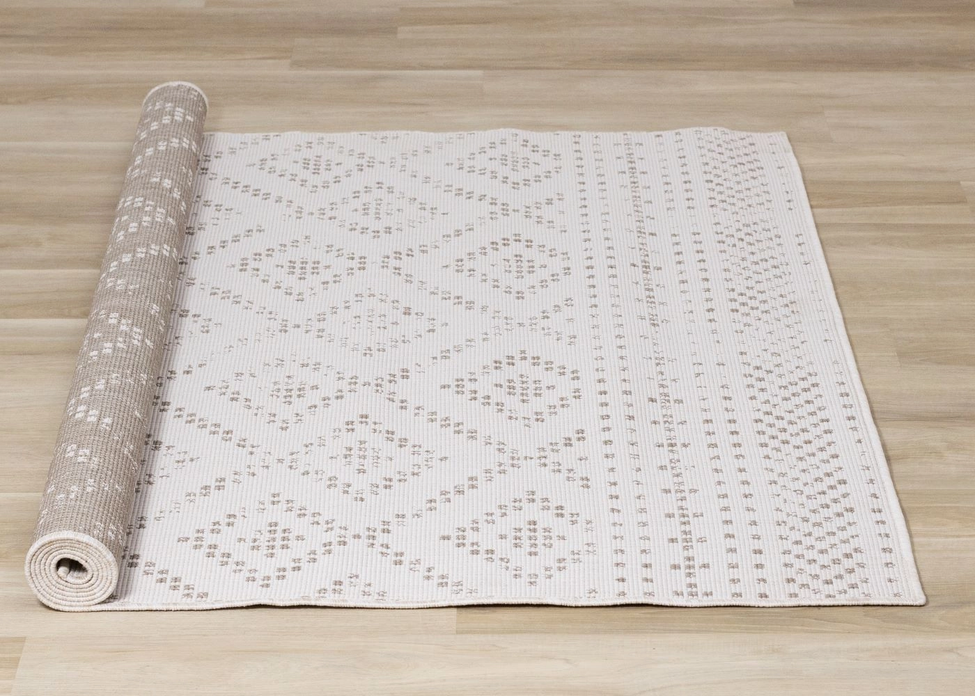 Summer Breeze 6'7" x 9'6" Outdoor Reversible Diamond Pattern - Beige, Cream