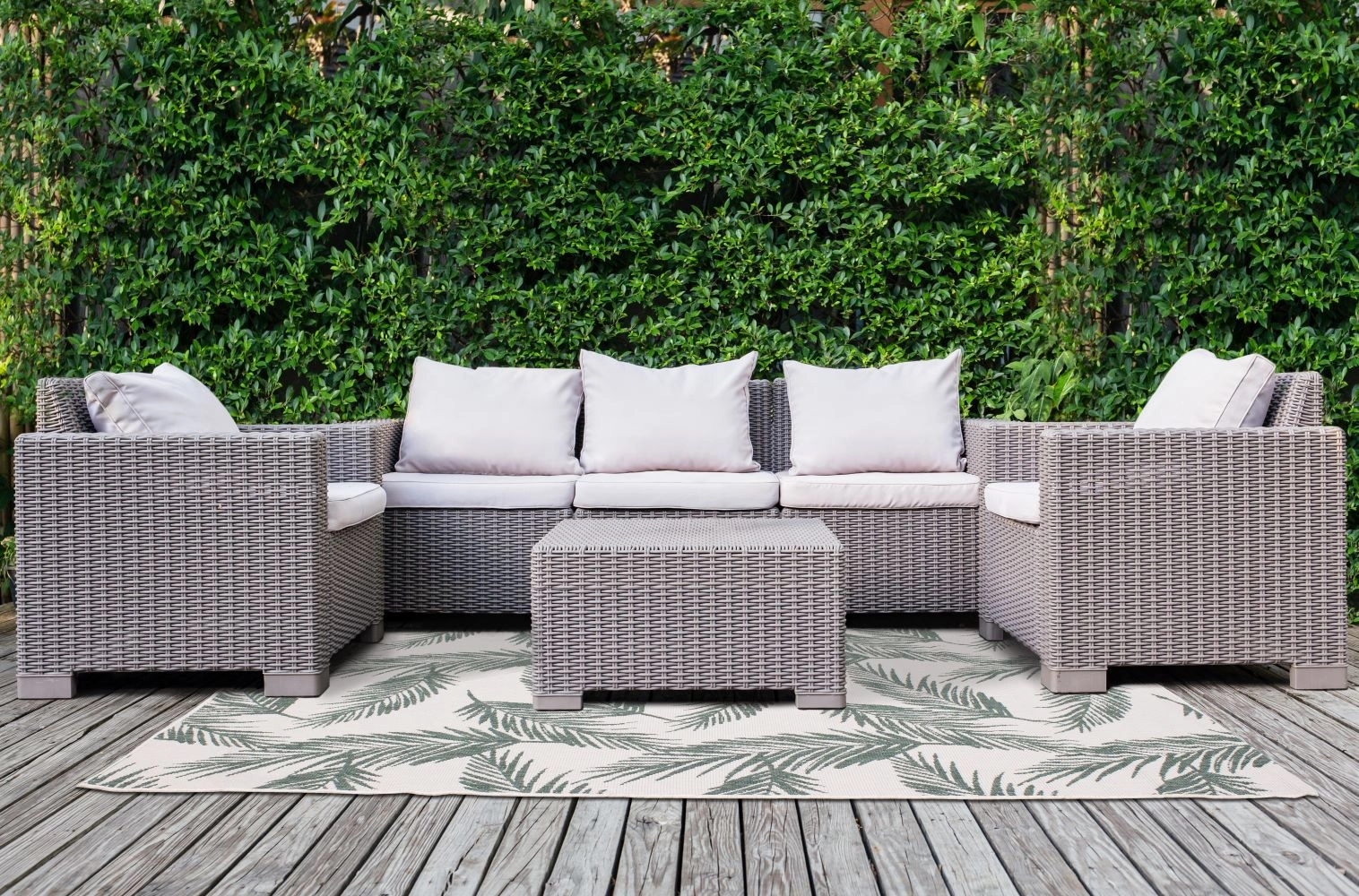 Summer Breeze 6'7" X 9'6" Outdoor Reversible Rug - Green, Leaf Motif