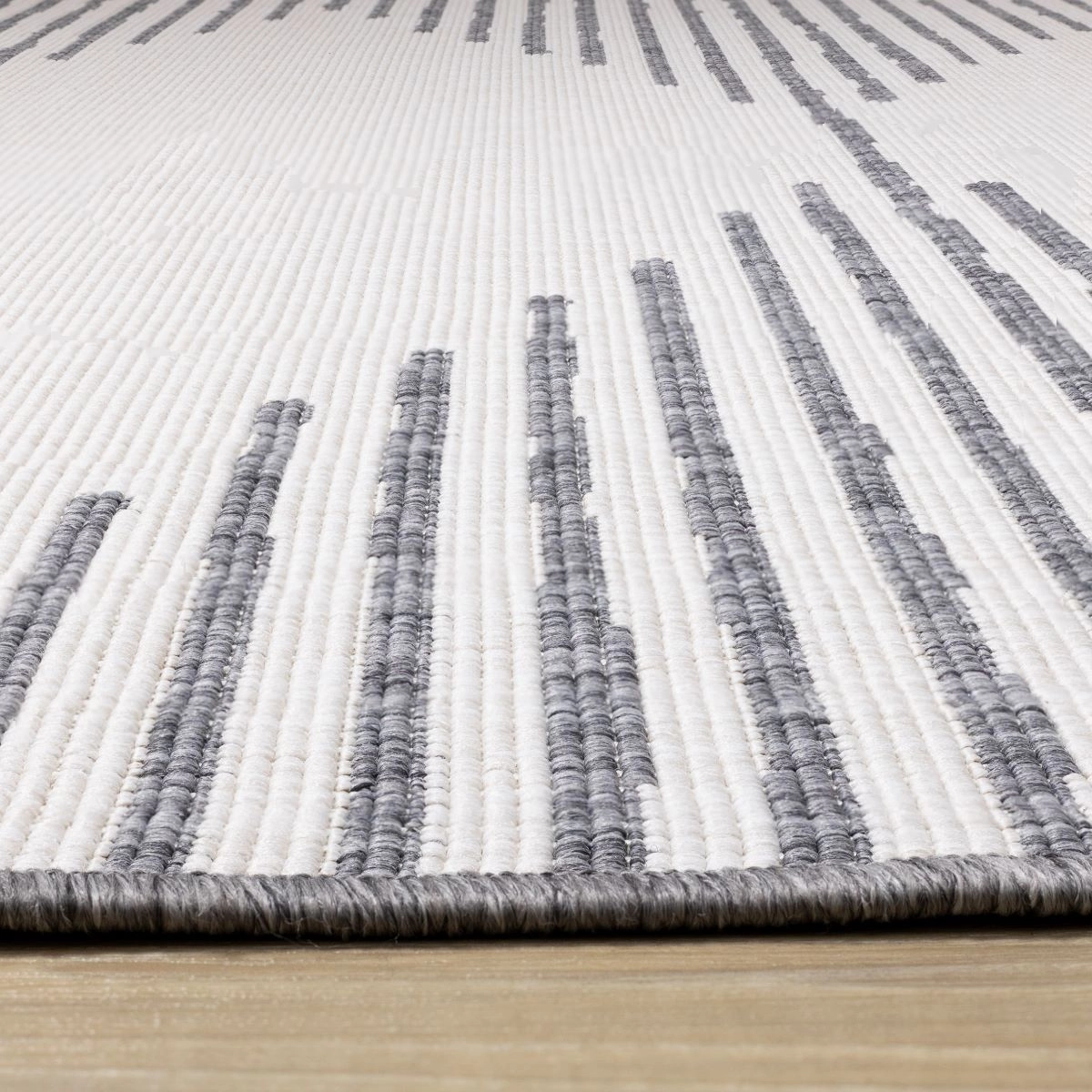 Summer Breeze 6'7" x 9'6" Outdoor Reversible Rug Triangles - Grey, Cream