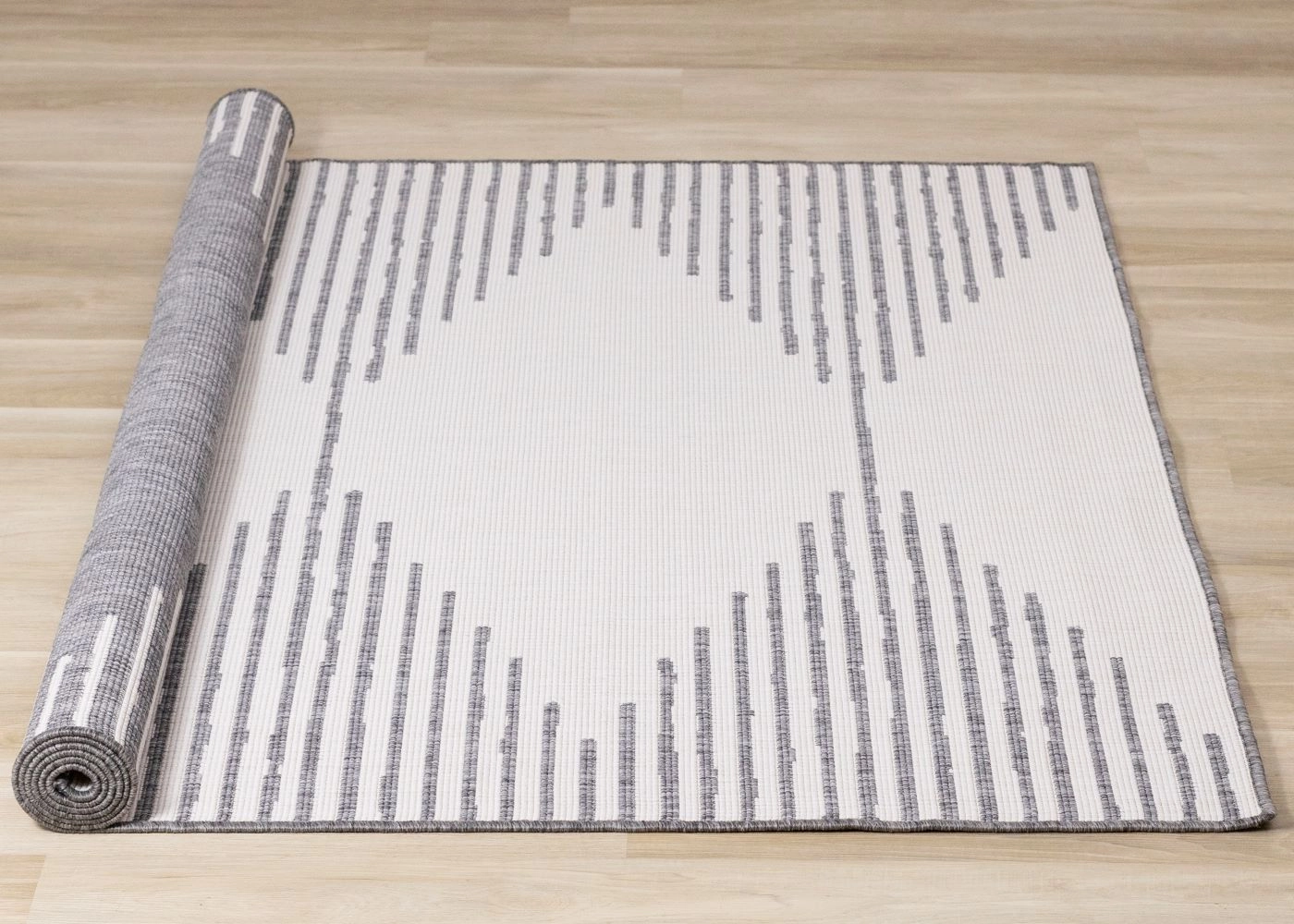 Summer Breeze 6'7" x 9'6" Outdoor Reversible Rug Triangles - Grey, Cream