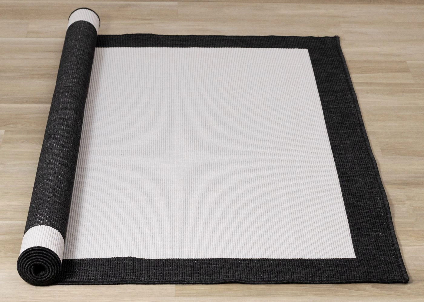 Summer Breeze 6'7" x 9'6" Reversible Outdoor Rug - Cream, Black Border